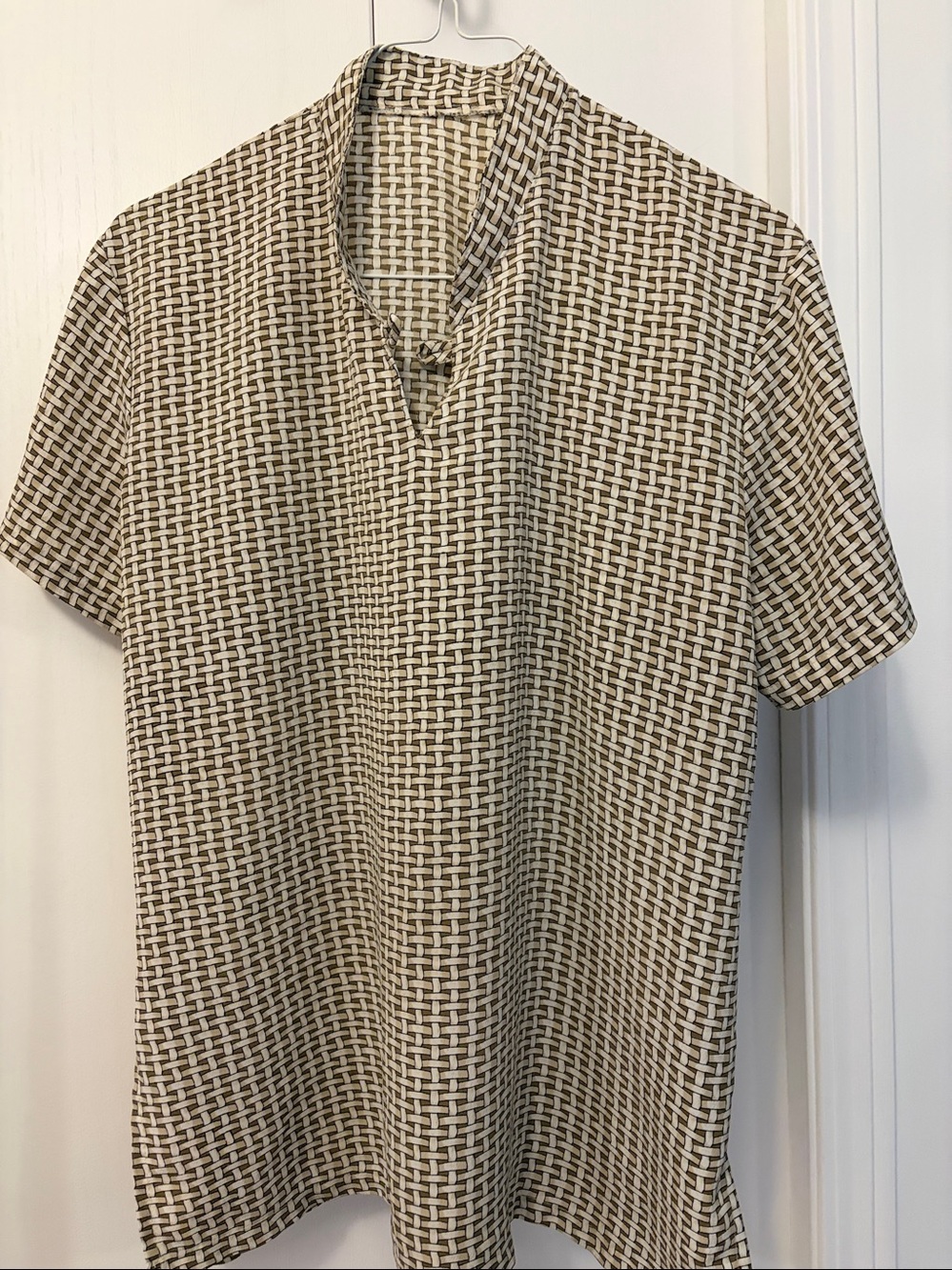 Adorable unknown brand lightweight basket weave patterned top ptp 21”